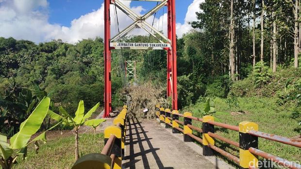 Jembatan gantung Sukamenak, penghubung Tasikmalaya dan Ciamis. Jembatan senilai Rp 5 miliar ini kini ditutup sementara Jembatan gantung Sukamenak, penghubung Tasikmalaya dan Ciamis. Jembatan senilai Rp 5 miliar ini kini ditutup sementara