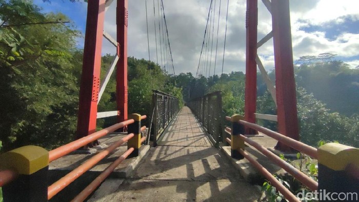 Jembatan gantung Sukamenak, penghubung Tasikmalaya dan Ciamis. Jembatan senilai Rp 5 miliar ini kini ditutup sementara