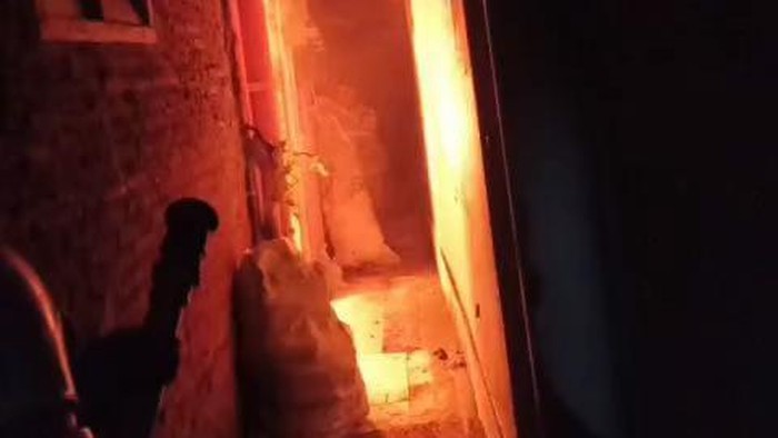 Rumah di Jalan Jagir Sidomukti IV, Surabaya terbakar diduga gegara puntung rokok