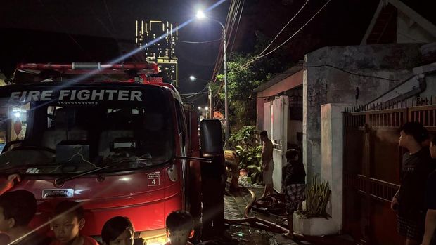 Kebakaran di Surabaya Rumah di Jalan Jagir Sidomukti IV, Surabaya terbakar diduga gegara puntung rokok