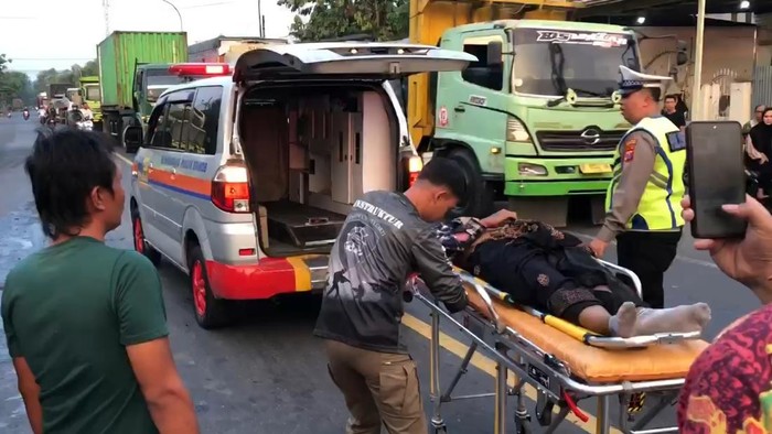 Jenazah korban saat dievakuasi di TKP Jalan Raya Desa Watesnegoro, Ngoro, Mojokerto