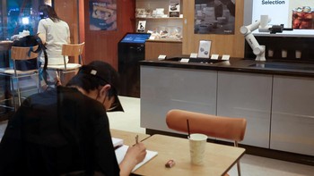 Lengan robot menyajikan secangkir kopi. Teknologi tersebut dirancang untuk mempercepat pelayanan sekaligus meningkatkan efisiensi operasional kedai. REUTERS/Kim Soo-hyeon