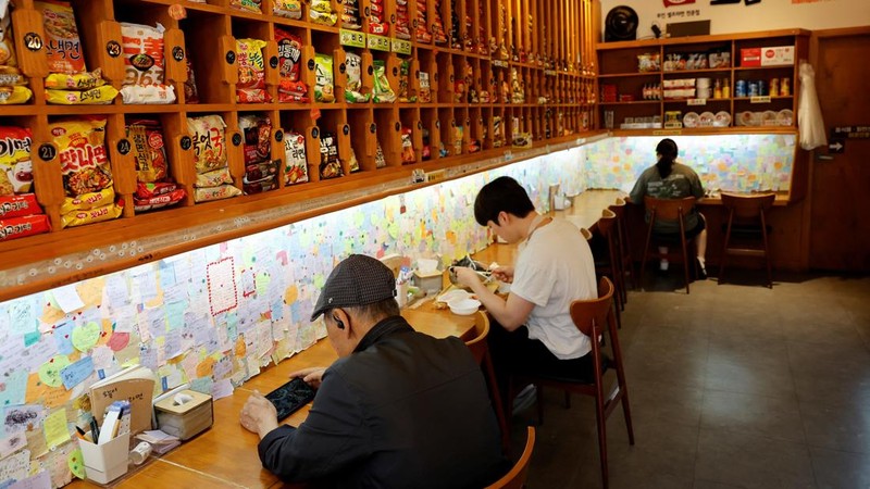 People walk past an unmanned ramen eatery in Seoul, South Korea, June 5, 2026. REUTERS/Kim Soo-hyeon
