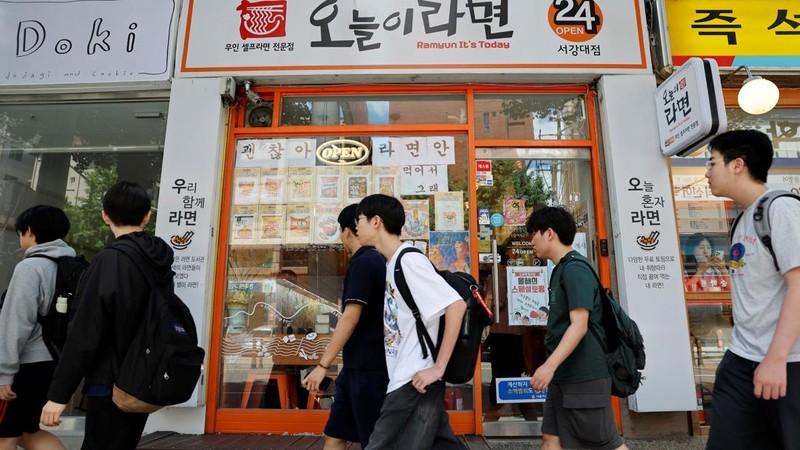 People walk past an unmanned ramen eatery in Seoul, South Korea, June 5, 2026. REUTERS/Kim Soo-hyeon