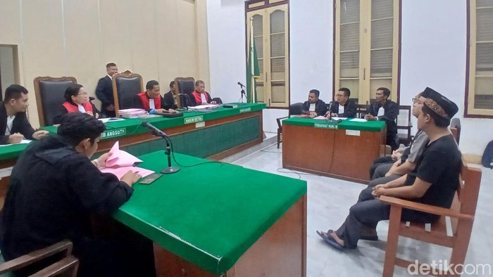 Ketiga terdakwa mendengarkan dakwaan di ruang Cakra 8 Pengadilan Negeri Medan. (Foto: Juita Sinuhaji/detikSumut)