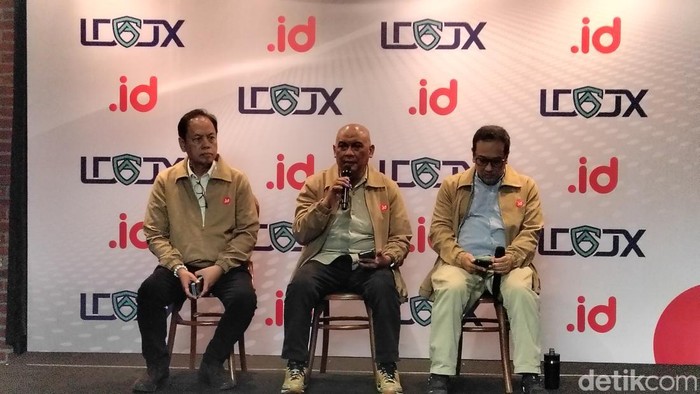 Ketua Pandi Isnawan bersama jajaran pengurus