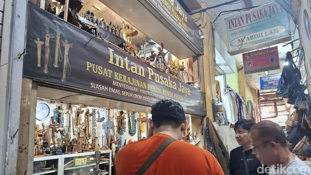 Suasana toko keris milik Muhamamd Abdullah di Pasar Beringharjo Jogja, Kamis (2/7/2026).