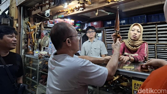 Suasana toko keris milik Muhamamd Abdullah di Pasar Beringharjo Jogja, Kamis (2/7/2026).