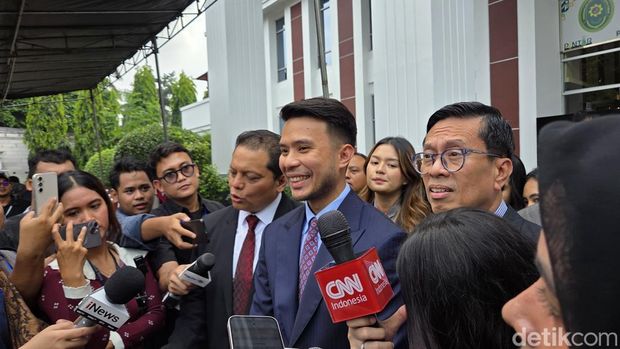 Kuasa Hukum Jokowi, Yakup Hasibuan, mengatakan kliennya siap hadir dalam persidangan dr Tifa selanjutnya dan akan menunjukkan ijazah ke publik. (Taufiq/detikcom)