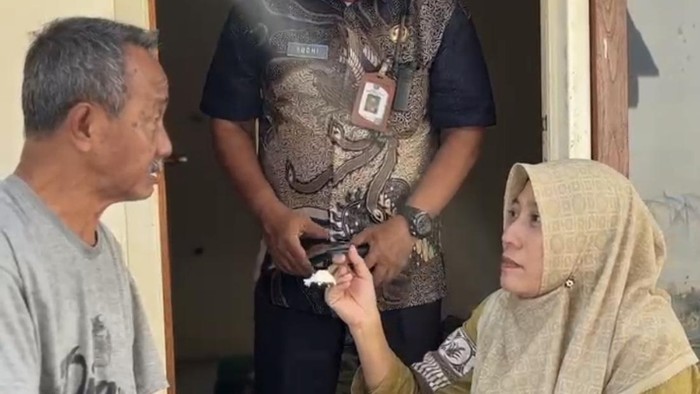 Lansia di Sidoarjo ditelantarkan anak hidup sebatang kara melawan stroke di kos-kosan.