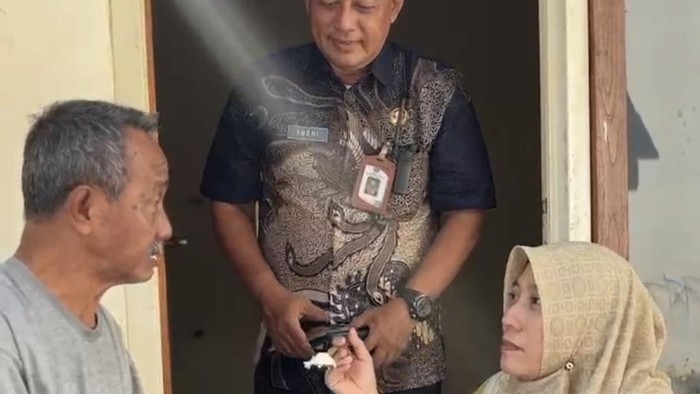Lansia di Sidoarjo ditelantarkan anak hidup sebatang kara melawan stroke di kos-kosan.