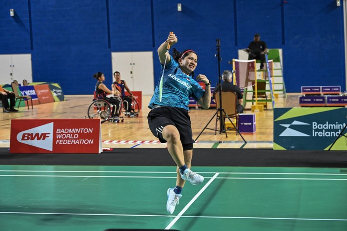 Leani Ratri Oktila (tiga kiri) bersama Hikmat Ramdani (empat kiri) berhasil meraih medali emas dalam nomor ganda campuran SL3-SU5 di Kejuaraan British & Irish Para Badminton International 2026 yang diselenggarakan di Dublin, Republik Irlandia 24-28 J