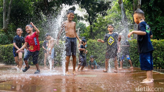 Sejumlah anak bermain di area air mancur Taman Puring, Jakarta, Kamis (2/7/2026). Ruang publik tersebut menjadi salah satu destinasi favorit warga untuk mengisi libur sekolah tanpa biaya masuk.