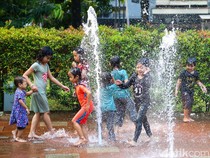 Libur Sekolah, Air Mancur Taman Puring Jadi Favorit Anak-anak