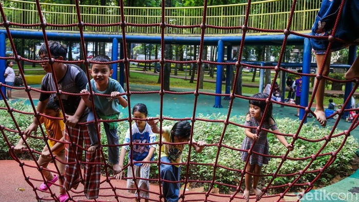 Sejumlah anak bermain di area air mancur Taman Puring, Jakarta, Kamis (2/7/2026). Ruang publik tersebut menjadi salah satu destinasi favorit warga untuk mengisi libur sekolah tanpa biaya masuk.