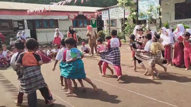 Lomba balap sarung Lomba balap sarung