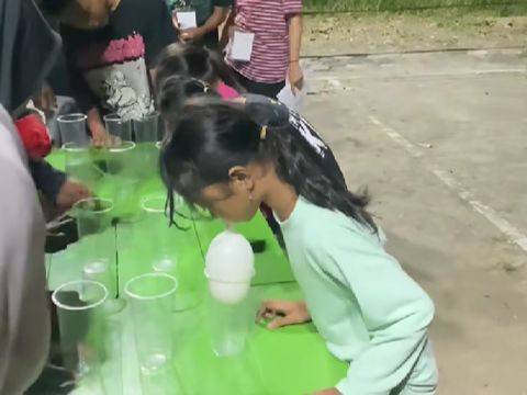 Lomba memindahkan gelas dengan balon Lomba memindahkan gelas dengan balon