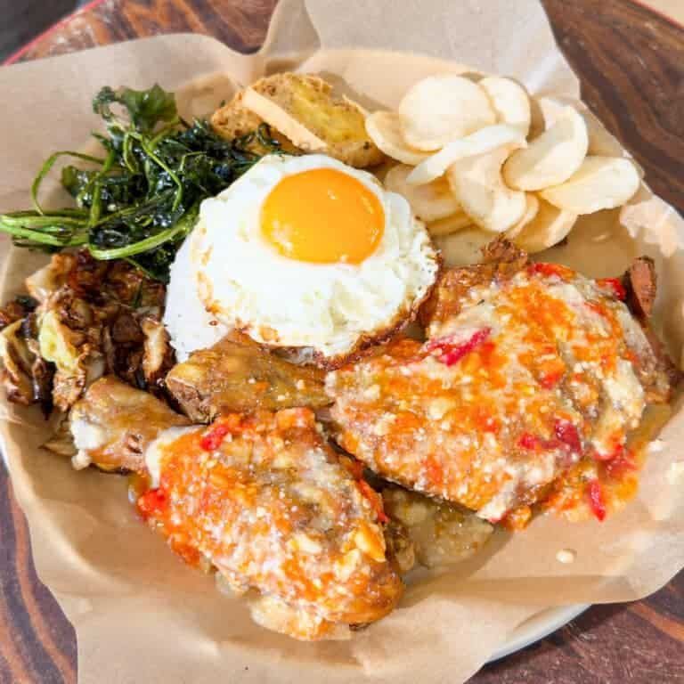 Makan Ayam Gepuk, Pria Ini Kaget Temukan Lalat Goreng di Nasi!