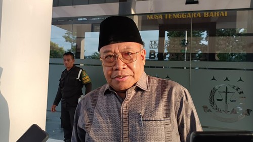 Mantan Sekda NTB, Lalu Gita Ariadi, saat ditemui di depan lobi Kejati NTB, Kamis (2/7/2026). (Abdurrasyid Efendi/detikBali)