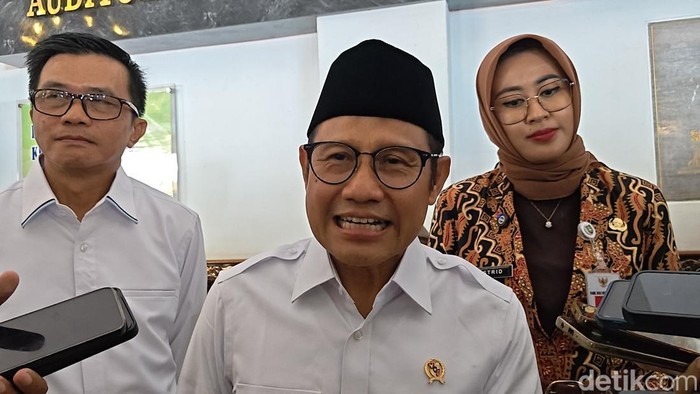 Menko Bidang Pemberdayaan Masyarakat, Cak Imin usai mengisi seminar di UNS, Kamis (2/7/2026)