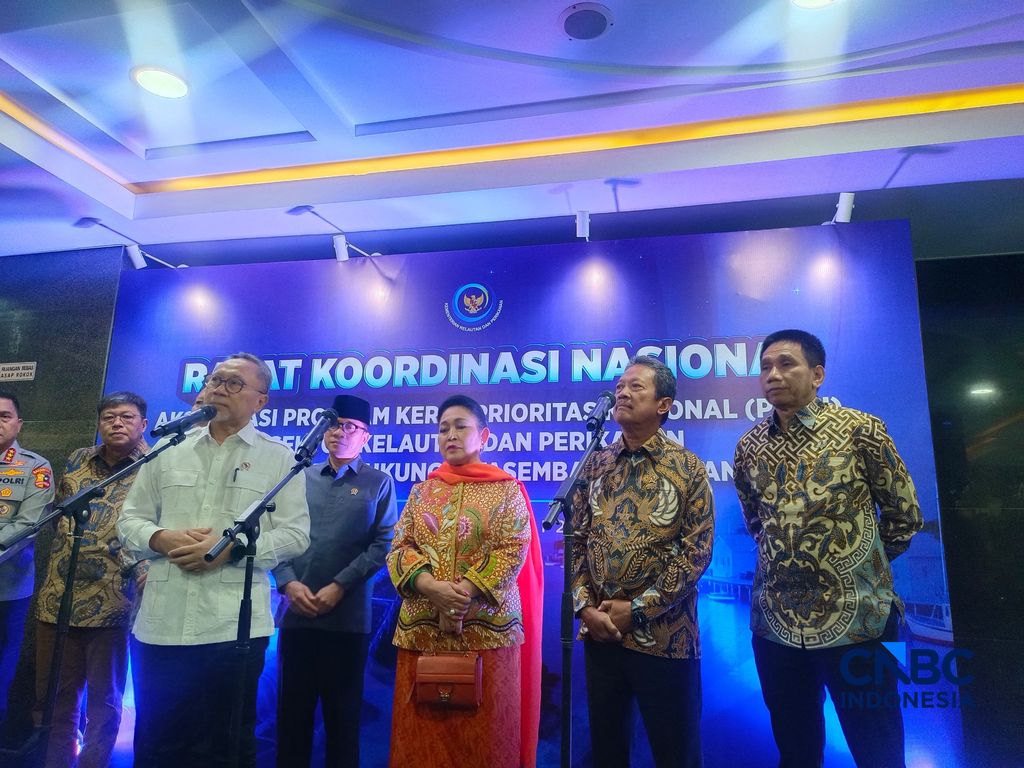 Menteri Koordinator Bidang Pangan Zulkifli Hasan, bersama Menteri Kelautan dan Perikanan Sakti Wahyu Trenggono, dan Ketua Komisi IV DPR RI Siti Hediati Hariyadi atau Titiek Soeharto saat konferensi pers usai acara Rapat Koordinasi Nasional (Rakornas), di kantor pusat KKP, Jakarta, Kamis (2/7/2026). Menteri Koordinator Bidang Pangan Zulkifli Hasan, bersama Menteri Kelautan dan Perikanan Sakti Wahyu Trenggono, dan Ketua Komisi IV DPR RI Siti Hediati Hariyadi atau Titiek Soeharto saat konferensi pers usai acara Rapat Koordinasi Nasional (Rakornas), di kantor pusat KKP, Jakarta, Kamis (2/7/2026). (CNBC Indonesia/Martyasari Rizky)