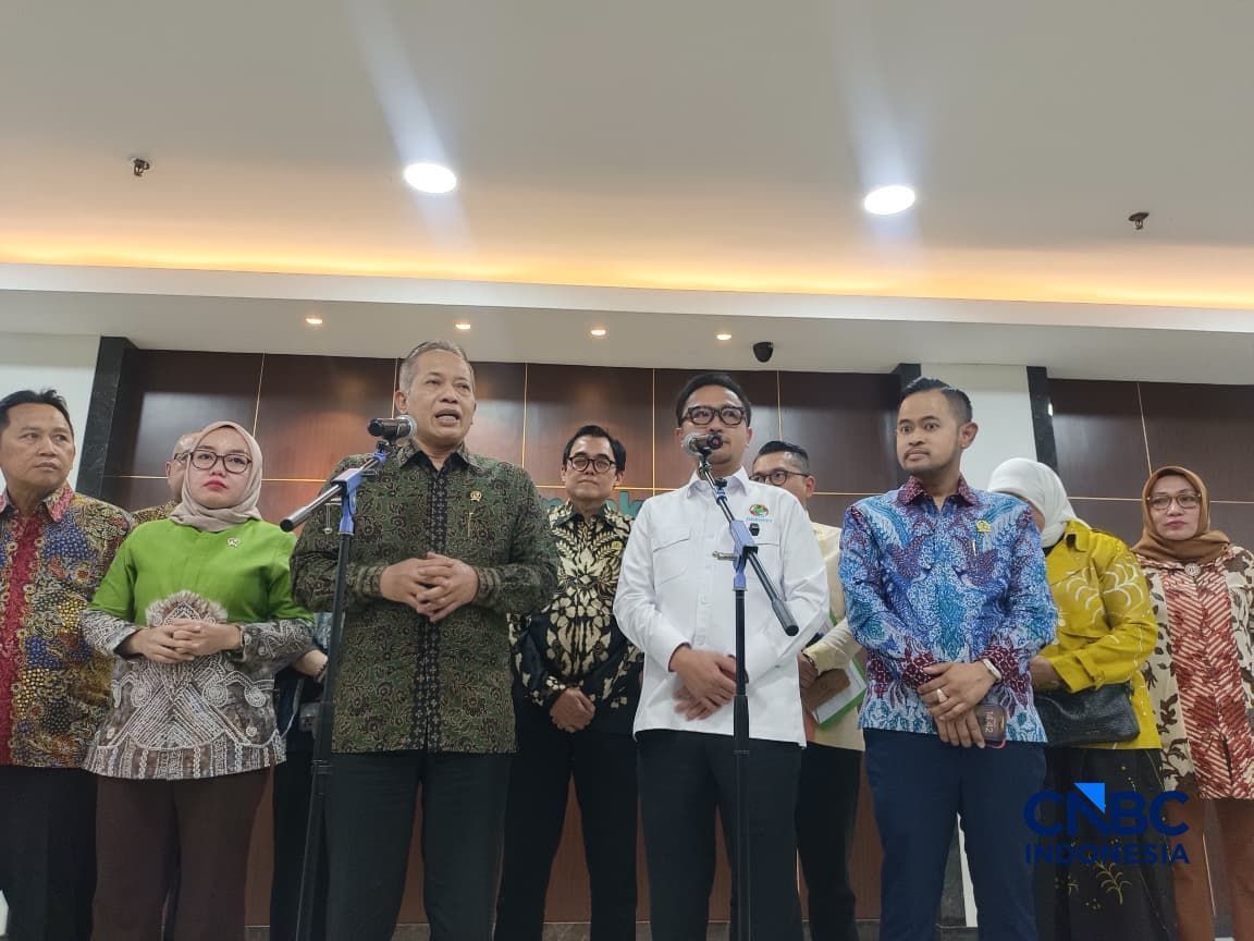 Menteri Koperasi (Menkop) Ferry Juliantono saat konferensi pers di kantornya, Jakarta, Kamis (2/7/2026). Menteri Koperasi (Menkop) Ferry Juliantono saat konferensi pers di kantornya, Jakarta, Kamis (2/7/2026). (CNBC Indonesia/Martyasari Rizky)