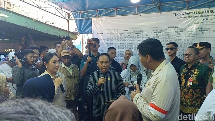 Menteri Perumahan dan Kawasan Pemukiman (PKP) Maruarar Sirait bertanya kepada Wakil Wali Kota Blitar Elim Tyu Samba