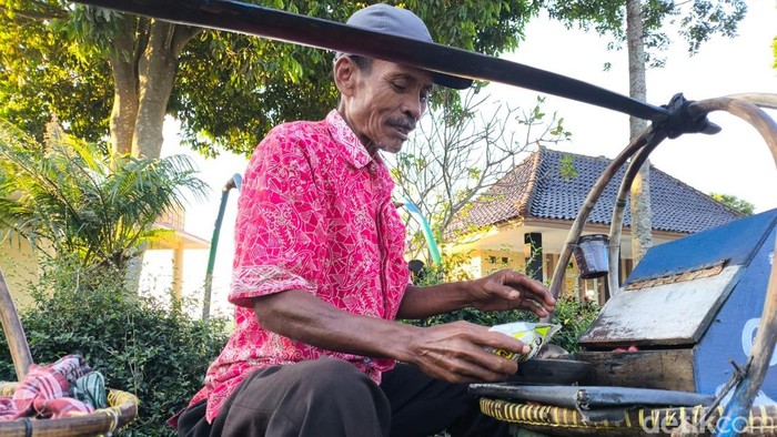 Misbah saat berjualan tahu gejrot khas Cirebon di Kuningan