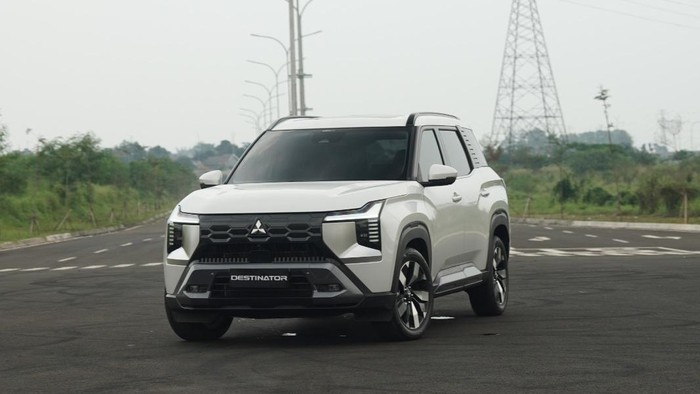Mitsubishi Destinator yang andal di jalanan Sumatera.