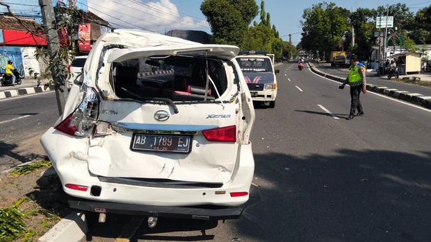 Mobil yang menabrak pembatas jalan di ring road Wonocatur, Banguntapan, Bantul usai tersenggol truk yang hendak menyalip. Mobil yang menabrak pembatas jalan di ring road Wonocatur, Banguntapan, Bantul usai tersenggol truk yang hendak menyalip.