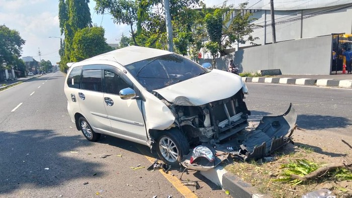 Mobil yang menabrak pembatas jalan di ring road Wonocatur, Banguntapan, Bantul usai tersenggol truk yang hendak menyalip.