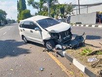 Xenia Hantam Pembatas Jalan Usai Tertabrak Truk di Ring Road Banguntapan