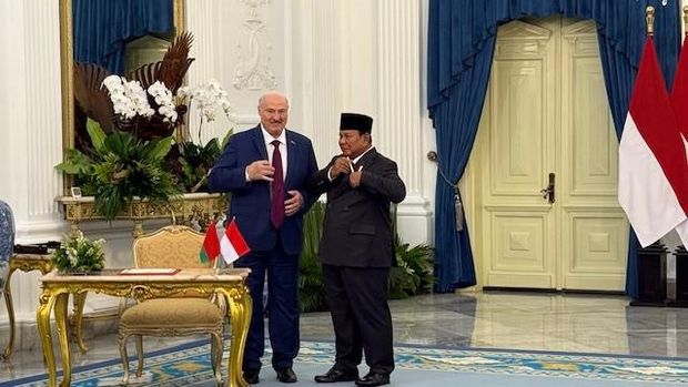 Presiden Prabowo Subianto menerima kunjungan kenegaraan Presiden Belarus Aleksandr Lukashenko di Istana Merdeka, Jakarta, Kamis (2/7/2026). Pada awal pertemuan resmi, Lukashenko spontan memberikan pulpen ke Prabowo yang terlihat kaget di momen tersebut.
