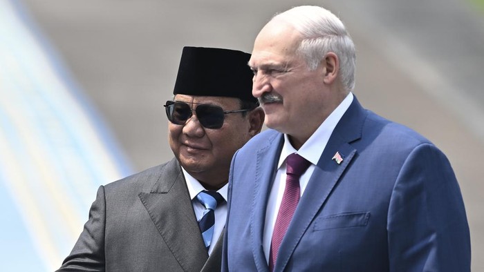 Presiden Prabowo Subianto (kiri) bersama Presiden Belarus Alexandr Lukashenko (kanan) berjalan di Istana Merdeka, Jakarta, Kamis (2/7/2026). Presiden Prabowo Subianto menerima kunjungan Presiden Belarus Alexandr Lukashenko untuk memperkuat hubungan kemitraan strategis kedua negara di berbagai sektor. ANTARA FOTO/Bayu Pratama S