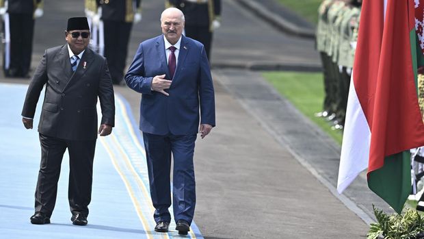 Presiden Prabowo Subianto (kiri) bersama Presiden Belarus Alexandr Lukashenko (kanan) berjalan di Istana Merdeka, Jakarta, Kamis (2/7/2026). Presiden Prabowo Subianto menerima kunjungan Presiden Belarus Alexandr Lukashenko untuk memperkuat hubungan kemitraan strategis kedua negara di berbagai sektor. ANTARA FOTO/Bayu Pratama S