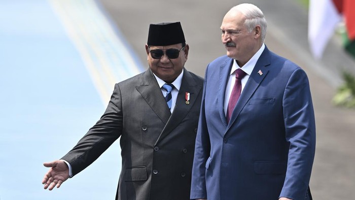 Presiden Prabowo Subianto (kiri) bersama Presiden Belarus Alexandr Lukashenko (kanan) berjalan di Istana Merdeka, Jakarta, Kamis (2/7/2026). Presiden Prabowo Subianto menerima kunjungan Presiden Belarus Alexandr Lukashenko untuk memperkuat hubungan k