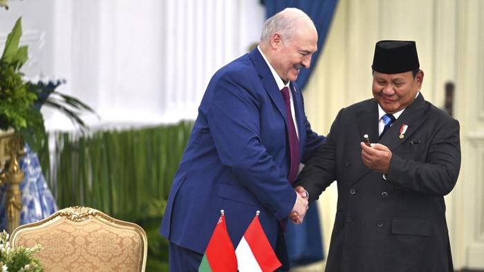 Presiden Prabowo Subianto (kanan) menerima pulpen dari Presiden Belarus Alexandr Lukashenko (kiri) saat kunjungan kenegaraan di Istana Merdeka, Jakarta, Kamis (2/7/2026). Kunjungan kenegaraan Alexandr Lukashenko di Istana Kepresidenan Jakarta tersebu
