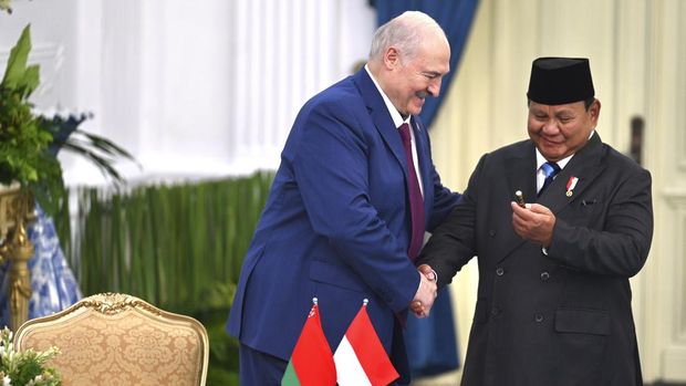 Presiden Prabowo Subianto (kanan) menerima pulpen dari Presiden Belarus Alexandr Lukashenko (kiri) saat kunjungan kenegaraan di Istana Merdeka, Jakarta, Kamis (2/7/2026). Kunjungan kenegaraan Alexandr Lukashenko di Istana Kepresidenan Jakarta tersebut untuk memperkuat hubungan kemitraan strategis diberbagai sektor. ANTARA FOTO/Galih Pradipta