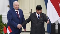 Presiden Prabowo Subianto (kanan) berjabat tangan dengan Presiden Belarus Alexandr Lukashenko (kiri) saat kunjungan kenegaraan di Istana Merdeka, Jakarta, Kamis (2/7/2026). ANTARA FOTO/Galih Pradipta