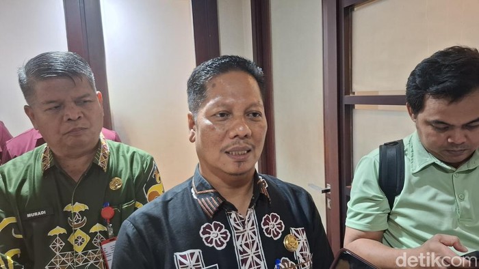 Muklisin pakai kemeja batik hitam. (Foto: Raja Adil Siregar/detikSumut)