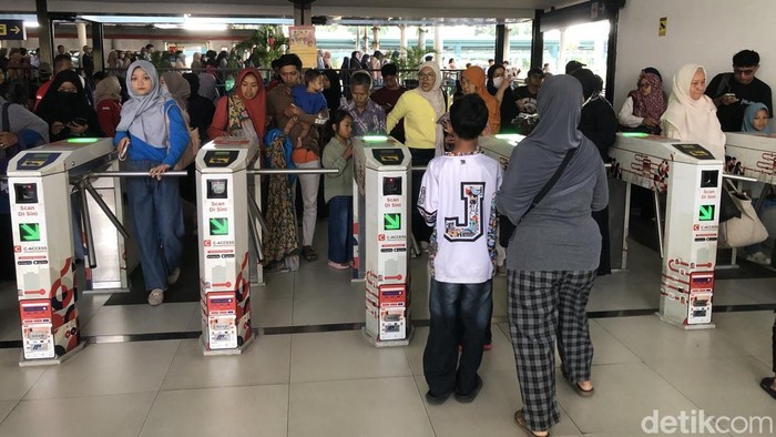 Padatnya pintu kedatangan KRL di Stasiun Tugu Jogja saat musim libur sekolah, Kamis (2/7/2026).