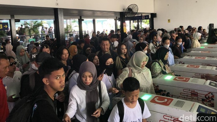 Padatnya pintu kedatangan KRL di Stasiun Tugu Jogja saat musim libur sekolah, Kamis (2/7/2026).