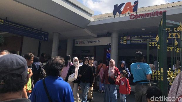 Padatnya pintu kedatangan KRL di Stasiun Tugu Jogja saat musim libur sekolah, Kamis (2/7/2026).