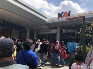Libur Sekolah, Stasiun Tugu di Jogja Menjelma Jadi Lautan Manusia