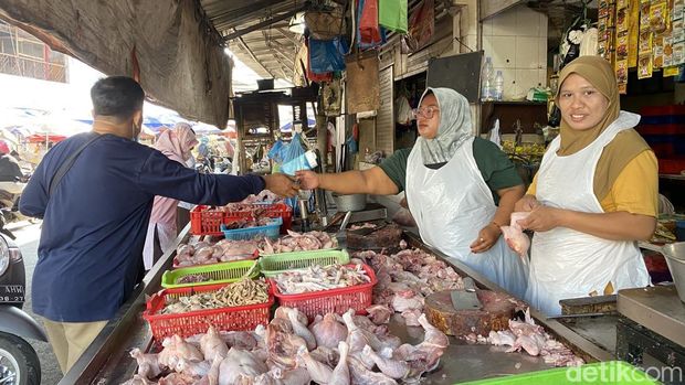 Pasar Peterongan Semarang Suasana penjualan ayam dan telur di Pasar Peterongan, Kecamatan Semarang Selatan, Kota Semarang, Kamis (2/7/2026).
