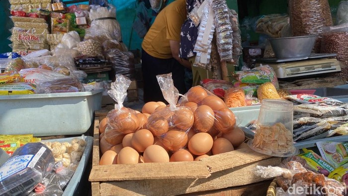 Suasana penjualan ayam dan telur di Pasar Peterongan, Kecamatan Semarang Selatan, Kota Semarang, Kamis (2/7/2026).
