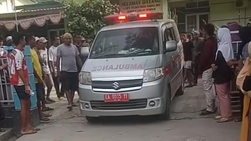 Pasutri di dirujuk ke RSUD Bima. Mereka dirujuk setelah istri digorok suami, sedangkan sang pria gorok leher sendiri. (Tangkapan layar video aku Facebook Papamuda)