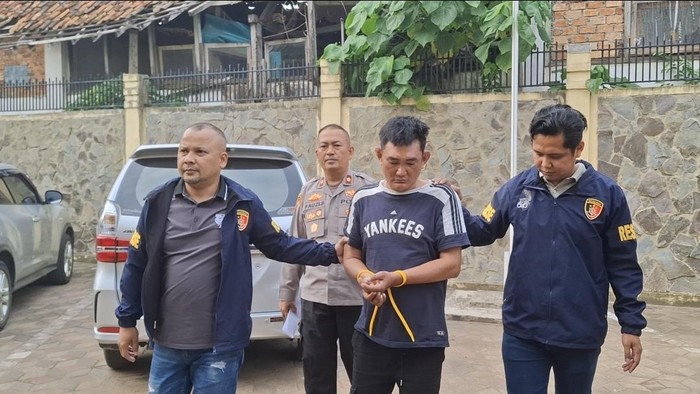 Pelaku saat diamankan di polisi