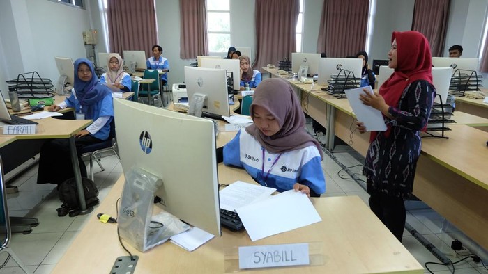 Instruktur memandu peserta dalam mengoperasikan komputer saat pelatihan administrasi perkantoran di Balai Pelatihan Vokasi dan Produktivitas (BPVP) Surakarta, Jawa Tengah, Kamis (2/7/2026). Berdasarkan kajian Outlook Ketenagakerjaan 2026 dari Kementerian Ketenagakerjaan (Kemnaker) tercatat sebanyak 50 persen tenaga kerja nasional yang memiliki kompetensi digital dibanding kebutuhan industri yang mencapai lebih dari 80 persen. ANTARAFOTO/Maulana Surya/nym.