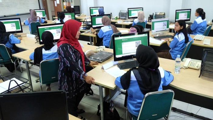 Instruktur memandu peserta dalam mengoperasikan komputer saat pelatihan administrasi perkantoran di Balai Pelatihan Vokasi dan Produktivitas (BPVP) Surakarta, Jawa Tengah, Kamis (2/7/2026). Berdasarkan kajian Outlook Ketenagakerjaan 2026 dari Kementerian Ketenagakerjaan (Kemnaker) tercatat sebanyak 50 persen tenaga kerja nasional yang memiliki kompetensi digital dibanding kebutuhan industri yang mencapai lebih dari 80 persen. ANTARAFOTO/Maulana Surya/nym.